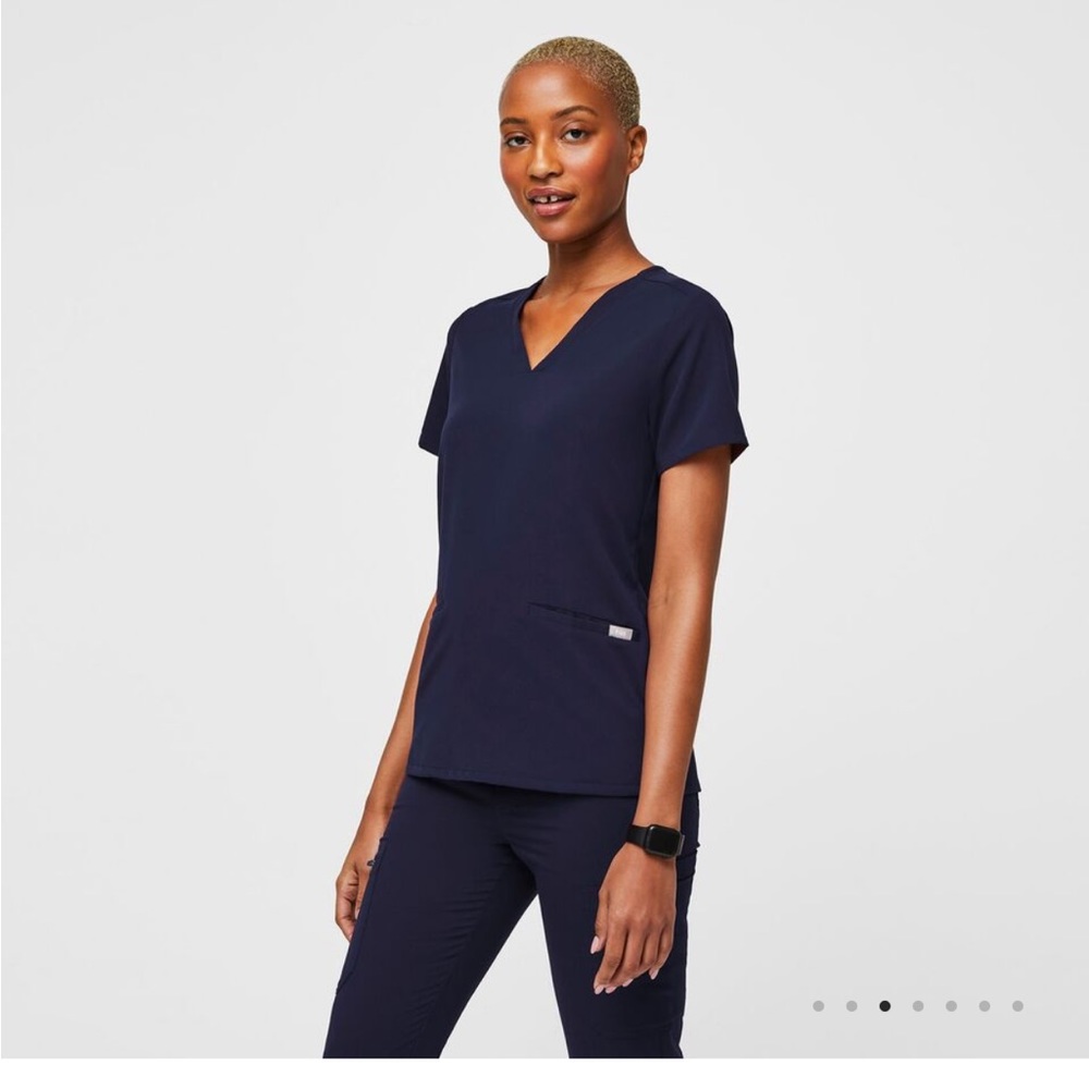 Figs Casma™ Three-Pocket Scrub Top Navy